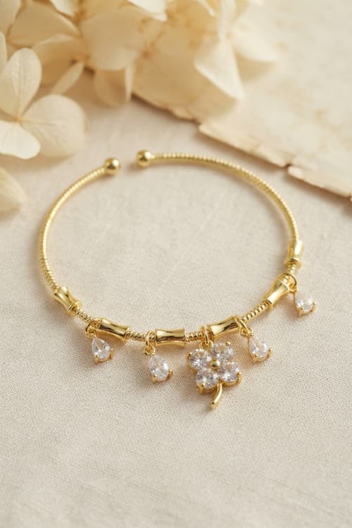 Çelik Gold Renk YSX Yonca Model Charmlı Bileklik